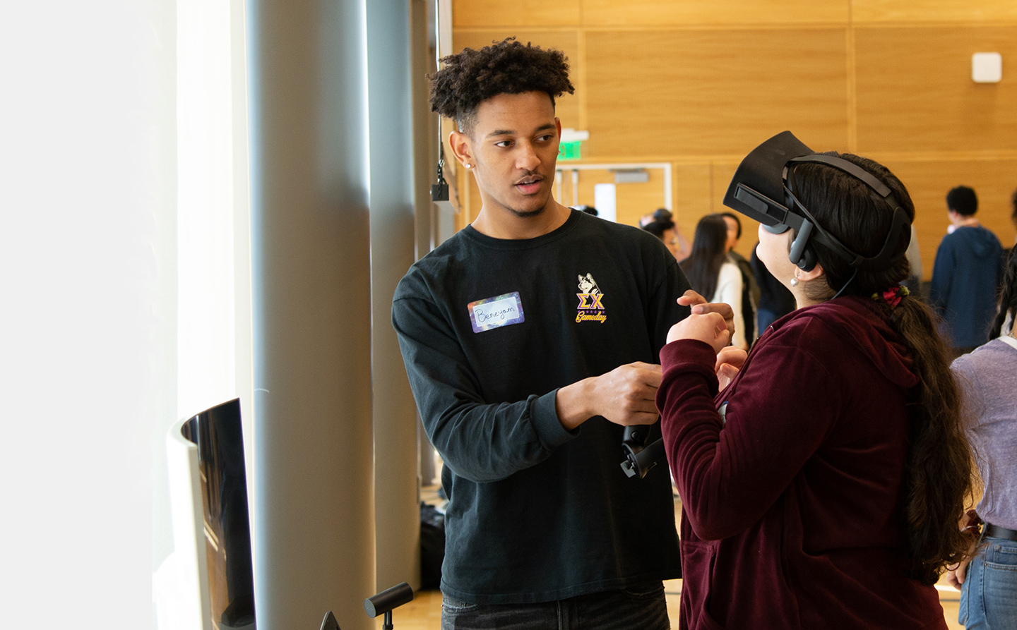 A UW student helps a high school student experiment in VR.