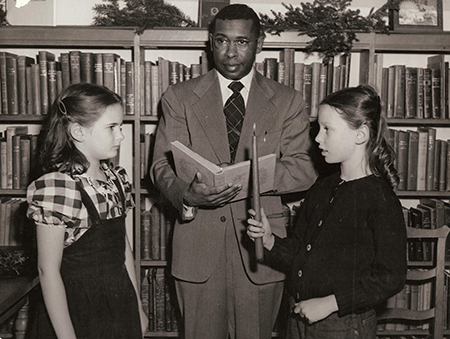 Spencer Shaw reads to two children in 1950.