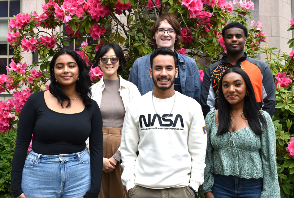 Photo of a group of 6 peer advisors.